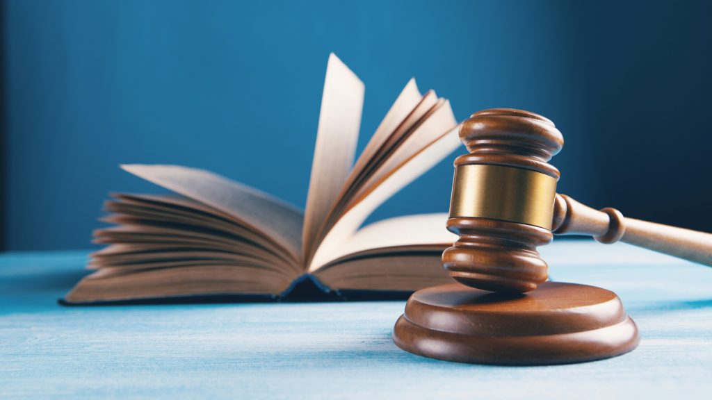 livre ouvert et marteau en bois