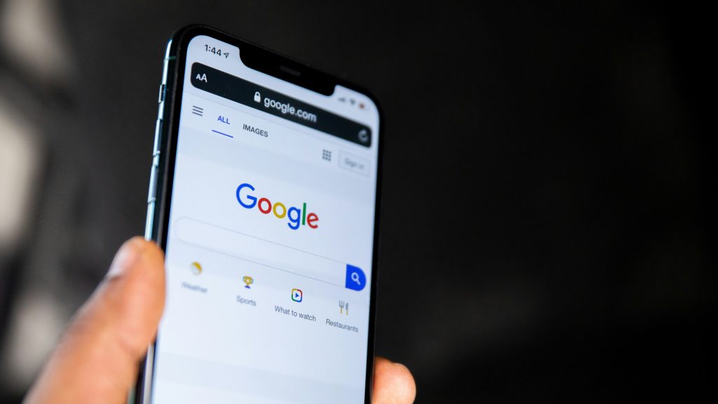 gros plan sur téléphone ouvert sur l'application moteur de recherche google anglais