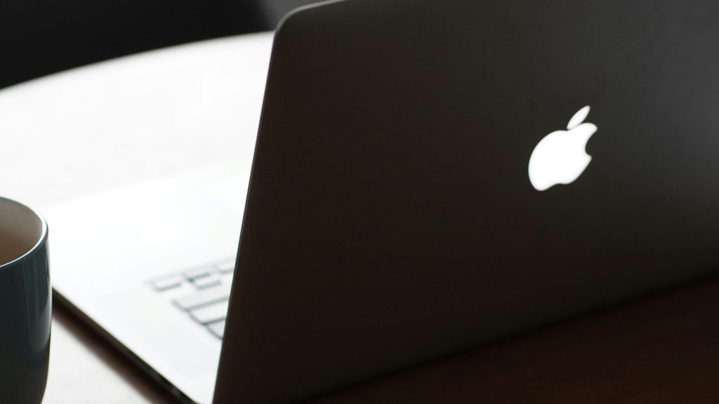 derrière ordinateur portable apple avec tasse à café