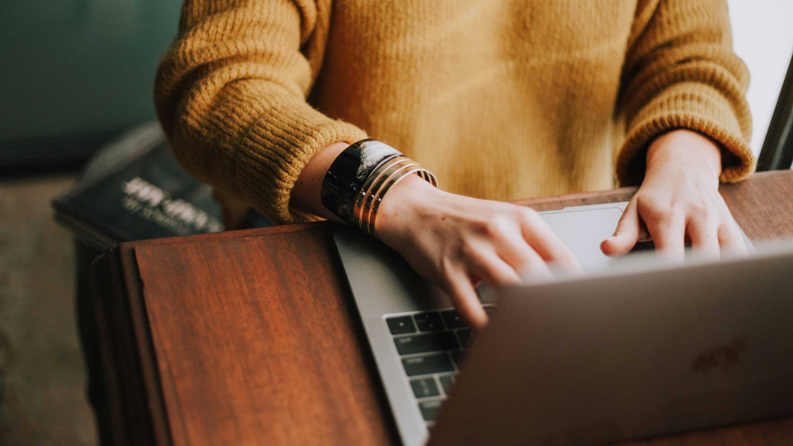 buste de femme qui tape sur un clavier d'ordinateur portable