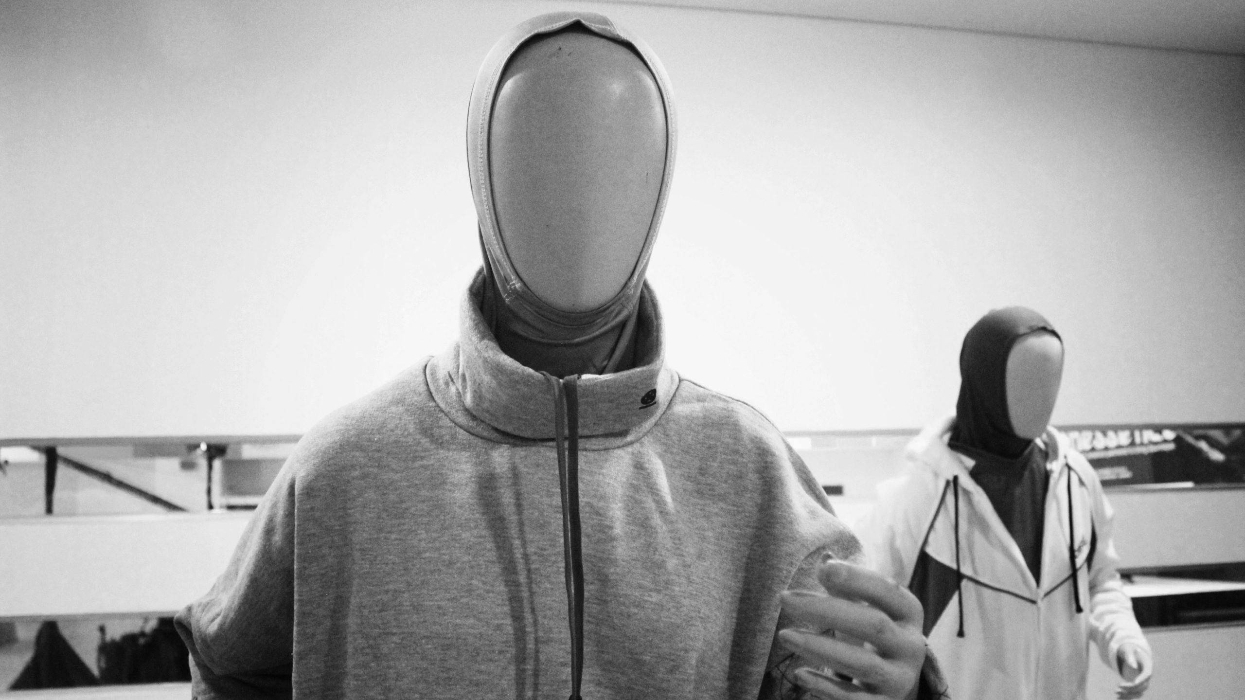 gros plan sur deux mannequins habillés en sportwear